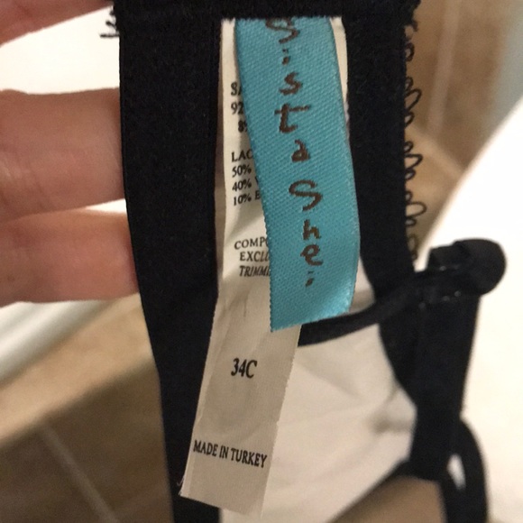 Black lace and white bra - Picture 3 of 3